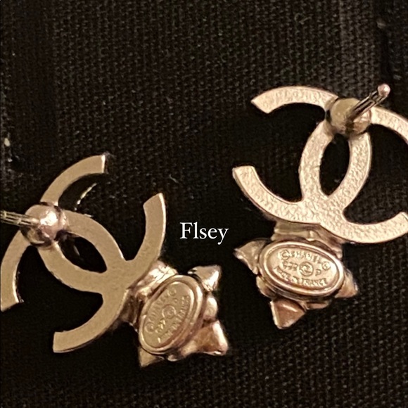 RARE CHANEL 22P dainty earrings with mini magnolia - Picture 3 of 6